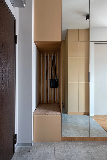 Сучасна дзеркальна шафа у передпокої для зберігання речей та візуального розширення простору.