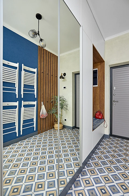 Дзеркальна шафа з принтом на дверях у вітальні, оригінальний дизайн інтер'єру