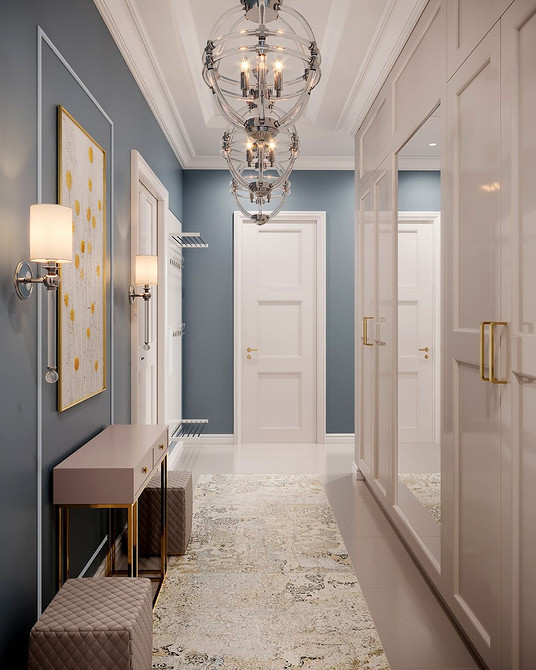 Вузька дзеркальна шафа з полицями в коридорі для зберігання речей