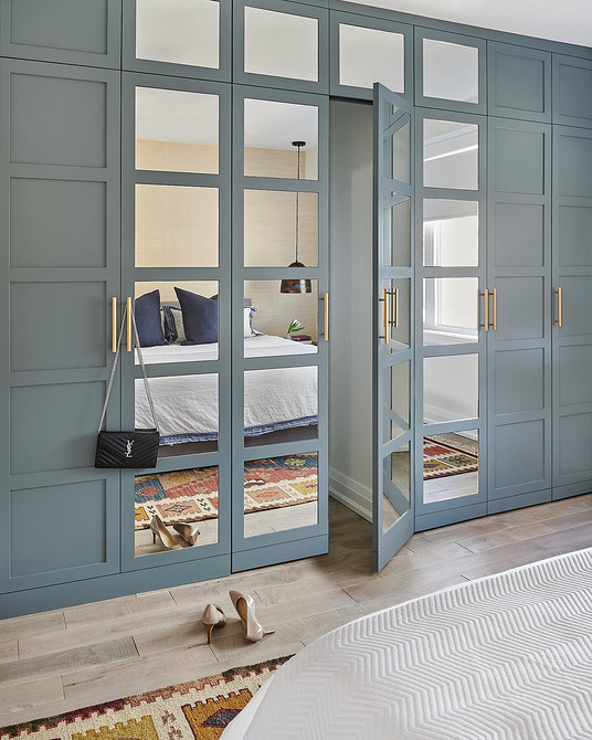 Велика дзеркальна шафа купе з декорованими дзеркальними дверцятами у вітальні