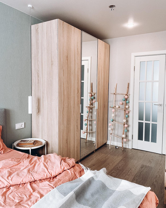 Оригінальний дизайн дзеркальної шафи з декоративними елементами