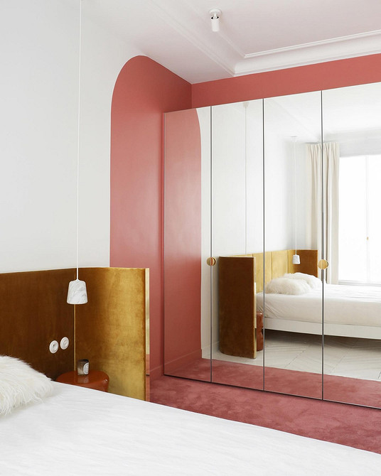 Сучасна шафа з дзеркалом у світлій спальні, ідеальне рішення для невеликих кімнат.