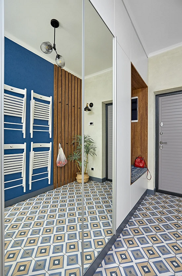 Велика дзеркальна шафа у вітальні, мінімалістичний стиль з акцентом на функціональність