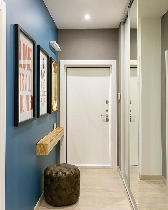 Елегантна шафа з дзеркалом у світлій спальні: сучасний дизайн інтер'єру