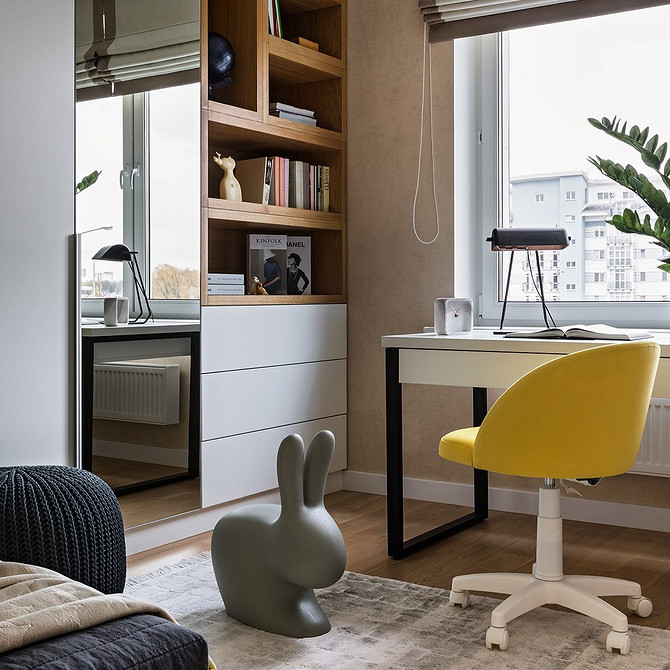 Інтер'єр спальні з великою дзеркальною шафою-купе на всю стіну.