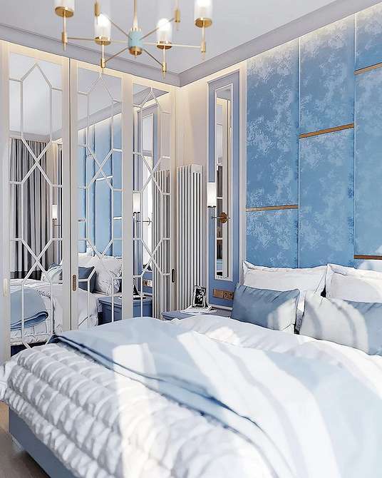 Шафа з дзеркальними дверцятами в коридорі для візуального збільшення простору.