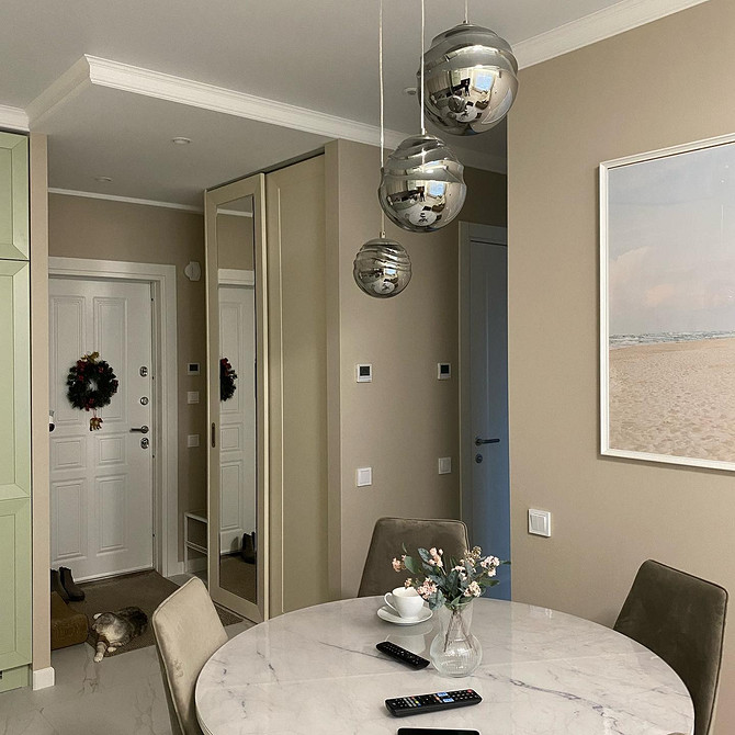 Стильна шафа з дзеркалом та підсвіткою: сучасне рішення для гардеробної кімнати