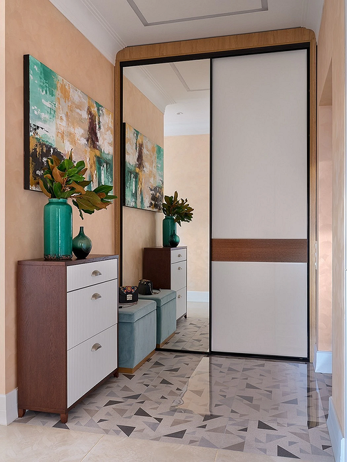 Дизайн спальні з акцентом на дзеркальну шафу: стильний та практичний елемент інтер'єру