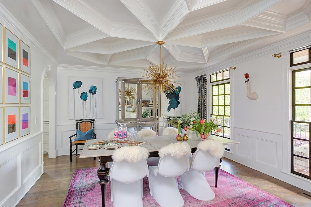 Вітальня в класичному стилі з дзеркальною шафою: елегантність та розкіш в деталях.