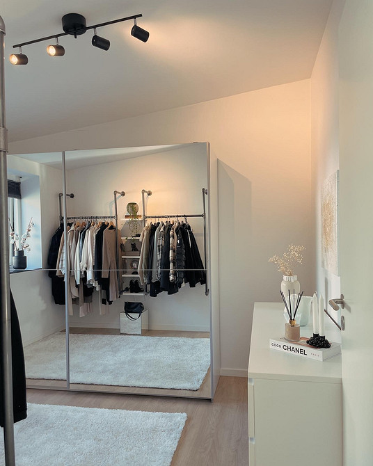 Сучасна шафа з дзеркалом в спальні: стильний дизайн та функціональність