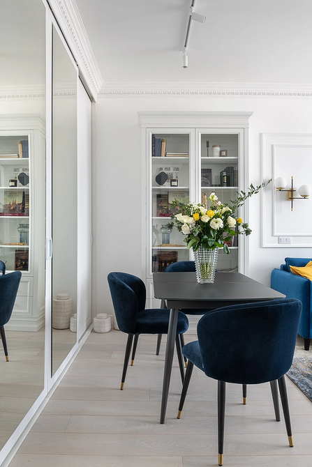 Дзеркальна шафа-купе в інтер'єрі вітальні, сучасний дизайн з відбиттям світла