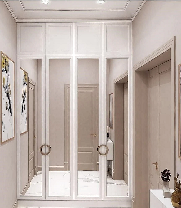 Інтер'єр вітальні з дзеркальною шафою, що поєднує функціональність і естетичний вигляд.