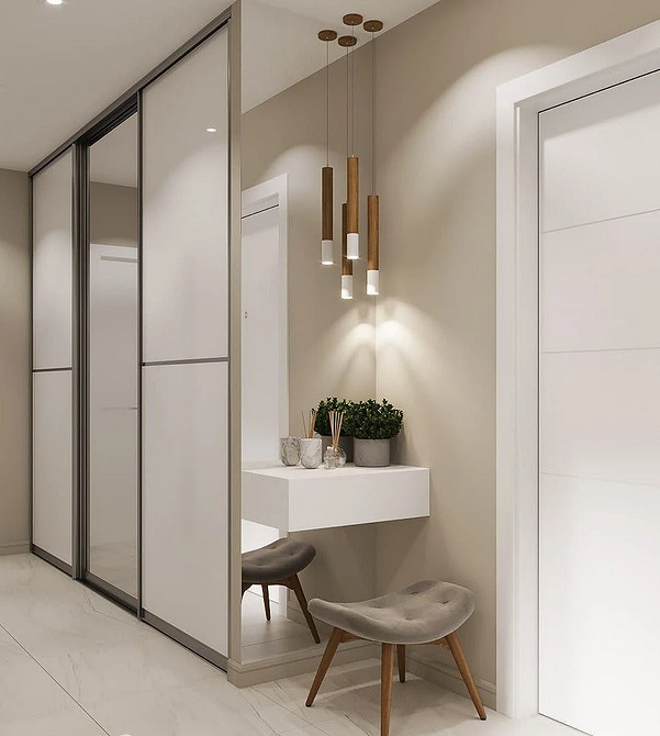 Велика дзеркальна шафа у вітальні, що візуально збільшує кімнату та додає елегантності.