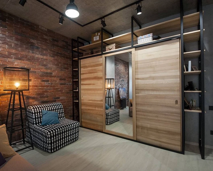 Невелика вітальня з дзеркальною шафою: візуальне збільшення простору та функціональність.