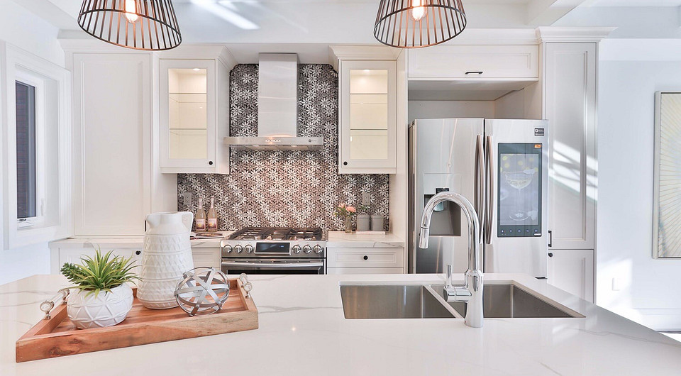 Різноманітність кухонних фасадів: від класичних дерев'яних до сучасних глянцевих – вибір на будь-який смак для оновлення кухні.