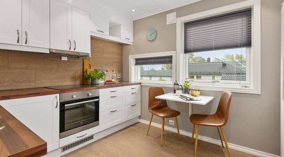 Яскрава кухня з кольоровими кухонними фасадами: сміливий вибір для оновлення кухонних фасадів.