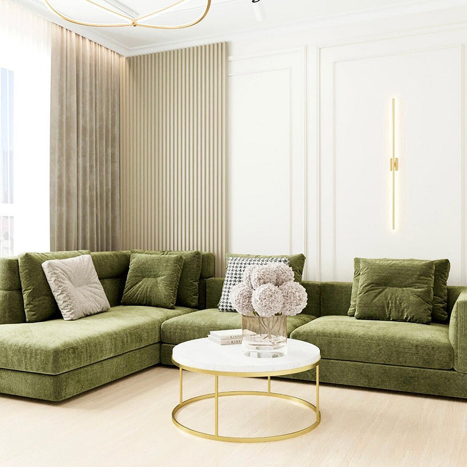 Сучасний інтер'єр з зеленим диваном, декоративними подушками та текстилем