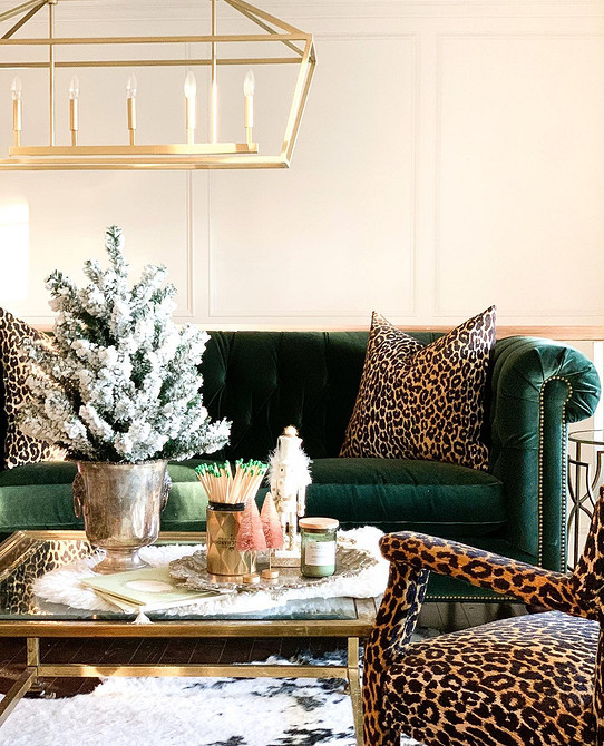 Сучасний інтер'єр вітальні з зеленим диваном, текстилем та кольорами в інтер'єрі.