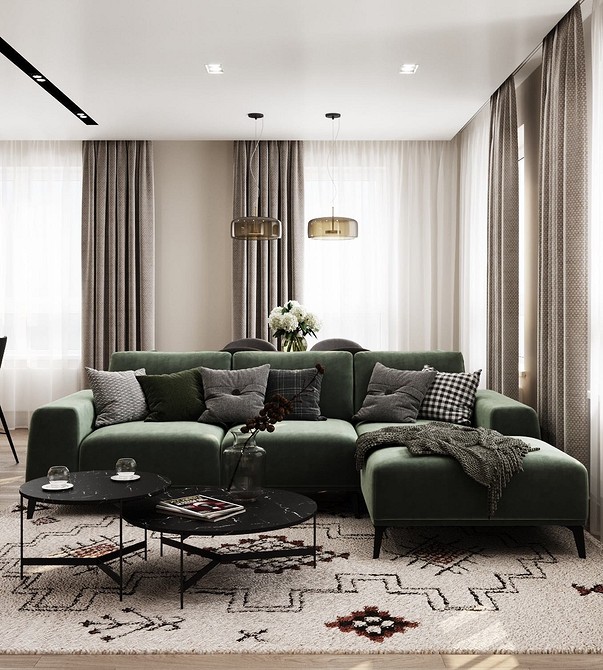 Стильний зелений диван в інтер'єрі, поєднання з декоративними елементами та шторами.