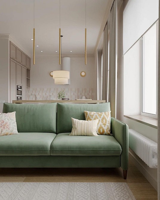 Зелений диван у вітальні з декоративними подушками та шторами для дому.