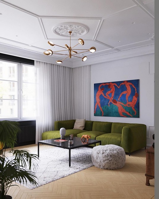 Стильний кутовий зелений диван у вітальні з великими вікнами та рослинами