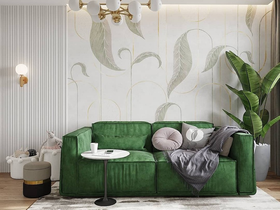 Зелений диван в еклектичному інтер'єрі з яскравими картинами та різноманітними текстурами.