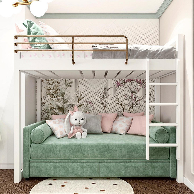 Невеликий зелений диван для дому з яскравим текстилем та декором.