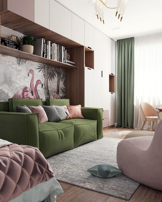 Зелений диван в інтер'єрі з елегантними шторами, що підкреслюють стиль кімнати.