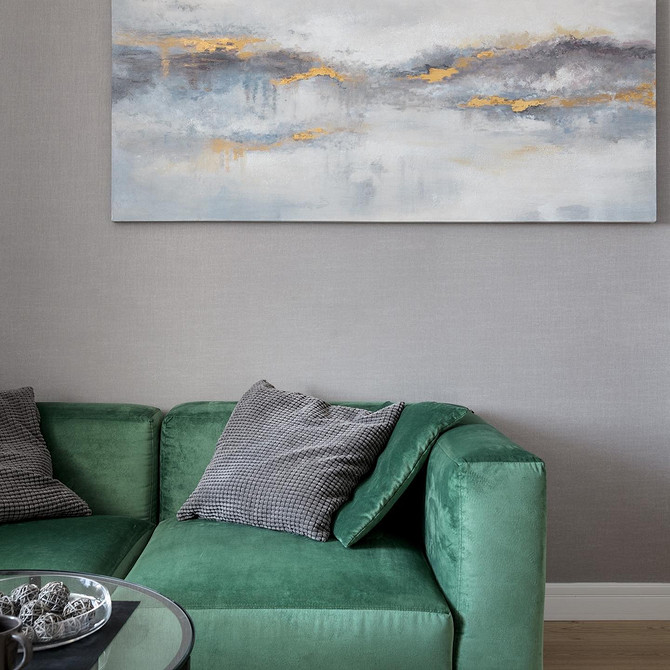 Інтер'єр з зеленим диваном, текстилем та декоративними елементами для затишку.