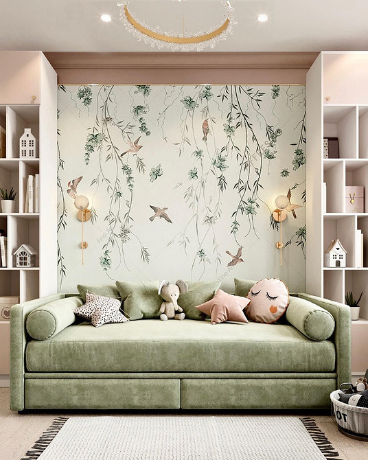 Інтер'єр з зеленим диваном, дерев'яним столиком та килимом у світлих тонах.