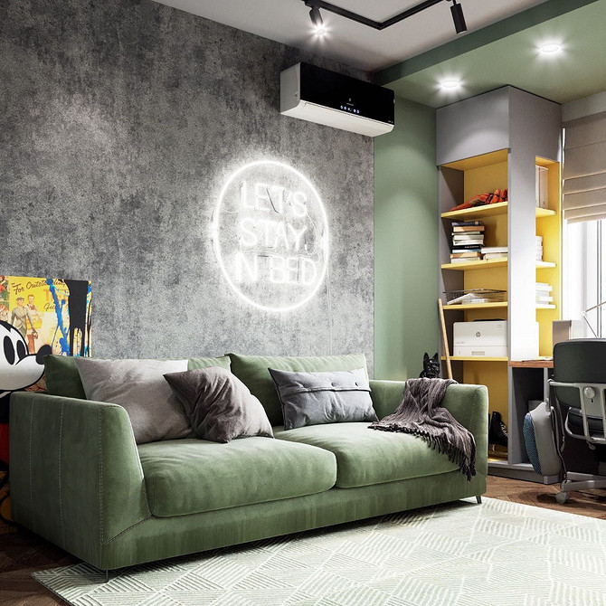 Зелений диван у вітальні з декоративними подушками та шторами в тон.