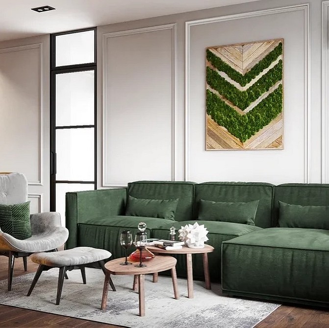 Дизайн вітальні з смарагдовим диваном, золотими деталями та темними стінами
