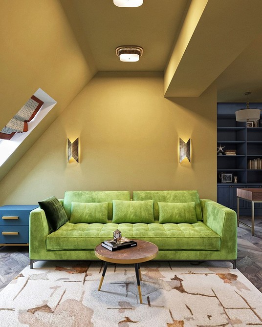 Вітальня з м'ятним диваном, дерев'яним столиком та зеленими рослинами