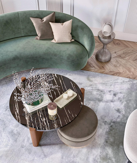 Зелений диван у вітальні з яскравими подушками та дерев'яним столиком, дизайн інтер'єру.