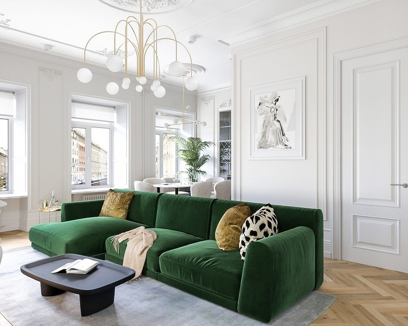 Елегантний зелений диван з декоративними подушками в світлому інтер'єрі з шторами.