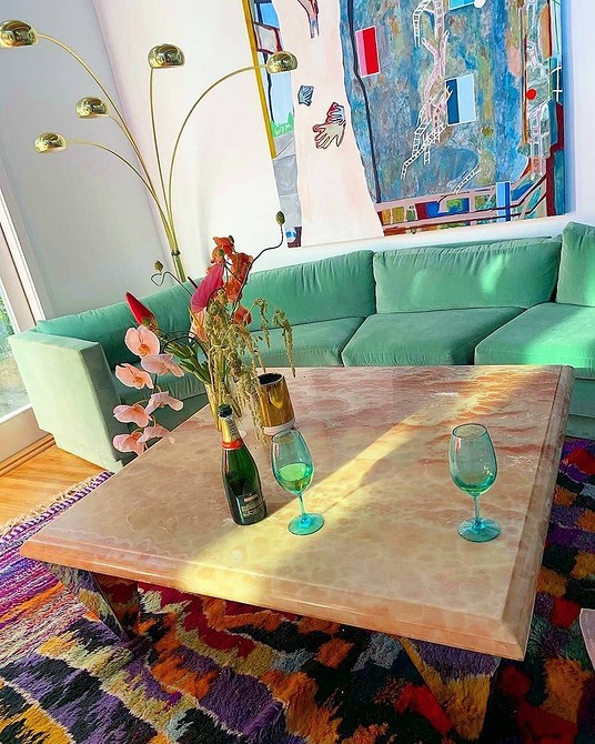 Вітальня з зеленим диваном: стильне поєднання кольорів в інтер'єрі кімнати.