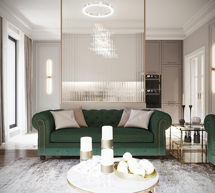 Елегантний зелений диван в інтер'єрі, доповнений декоративними подушками та шторами