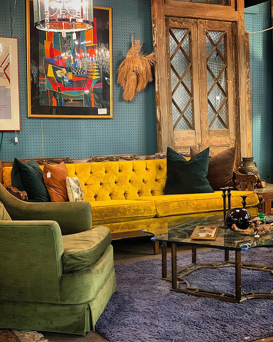 Стильний жовтий диван у вітальні з яскравими подушками та сучасним декором