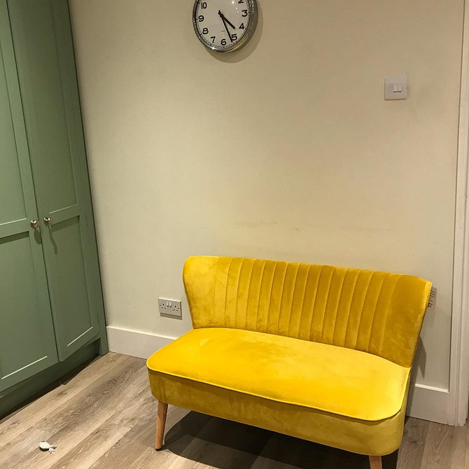 Жовтий кутовий диван у вітальні: зручне та стильне рішення для великої родини