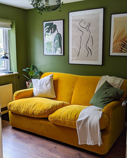 Сучасний інтер'єр з жовтим кутовим диваном та великими вікнами