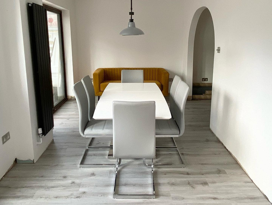 Жовтий диван в інтер'єрі: поради щодо вибору кольору та дизайну для вашого дому