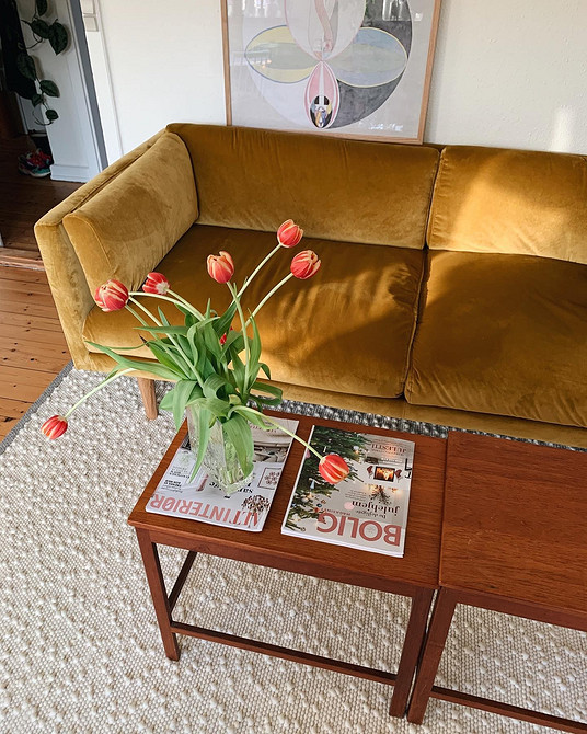 Жовтий диван в інтер'єрі з акцентною стіною та сучасним освітленням