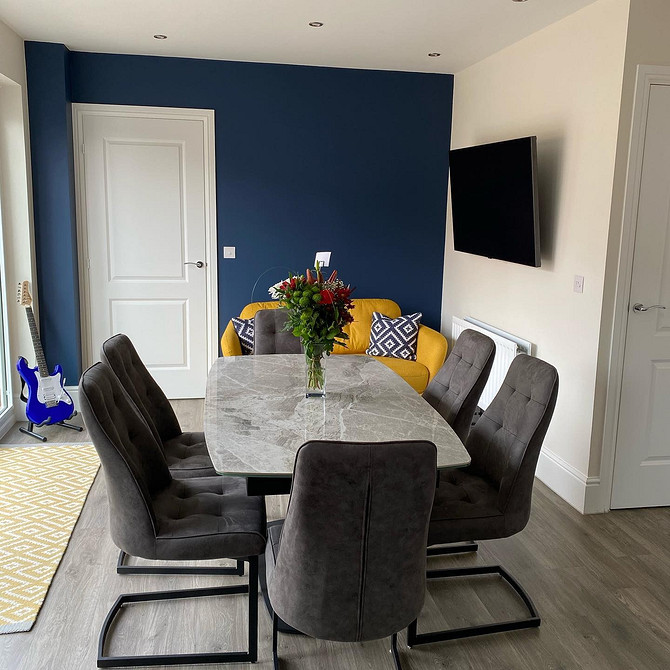 Елегантний жовтий диван в сучасному інтер'єрі: ідеальне поєднання кольорів та стилю