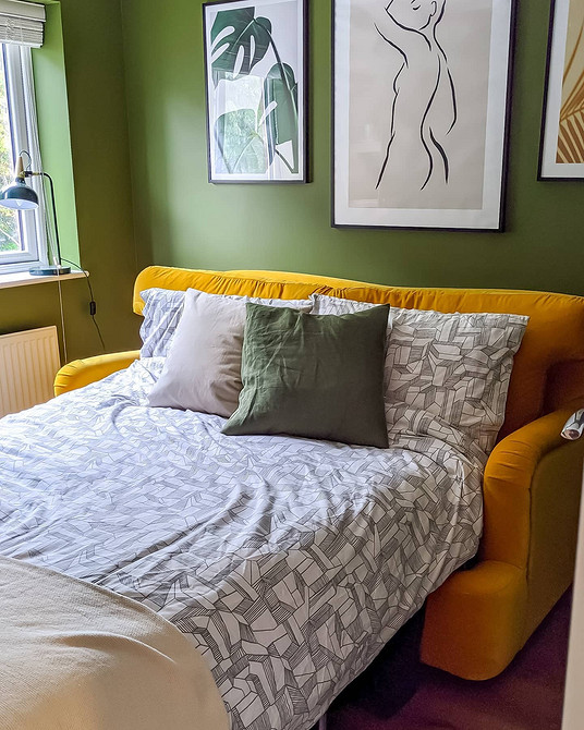 Жовтий диван у поєднанні з синіми стінами та золотими акцентами в інтер'єрі