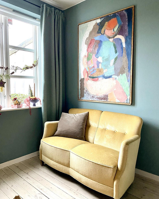 Інтер'єр з жовтим диваном, килимом з геометричним принтом та дерев'яним журнальним столиком