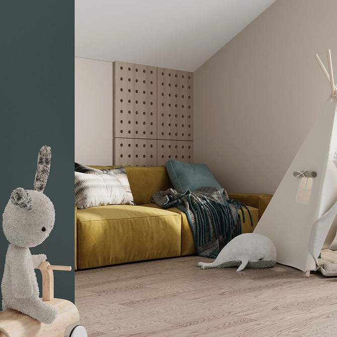 Дизайн дитячої кімнати з жовтим диваном: яскравий акцент для ігор та відпочинку.