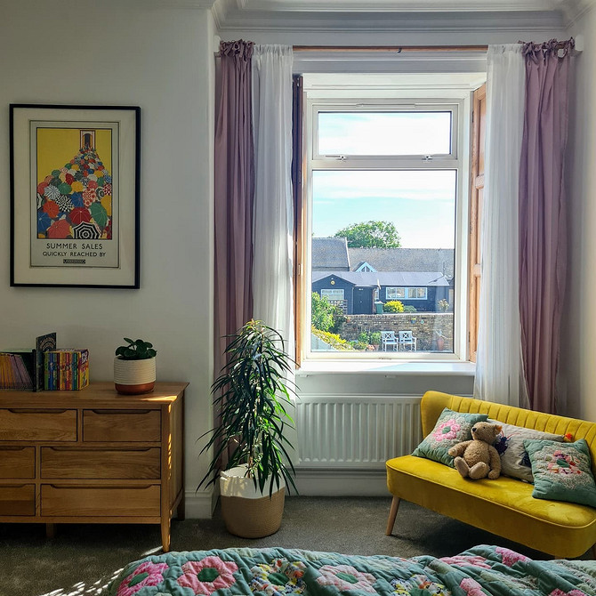 Інтер'єр з жовтим диваном та декоративними подушками: затишок та комфорт.