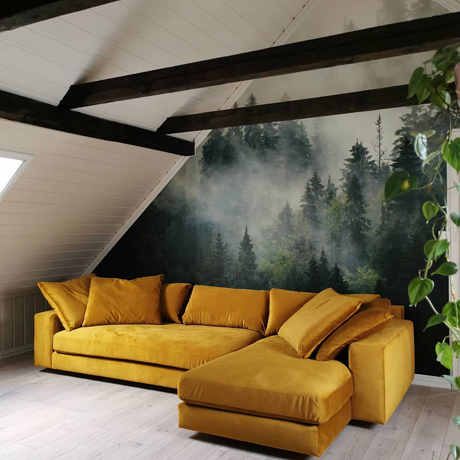 Скандинавський інтер'єр з жовтим диваном, дерев'яною підлогою та плетеним кошиком