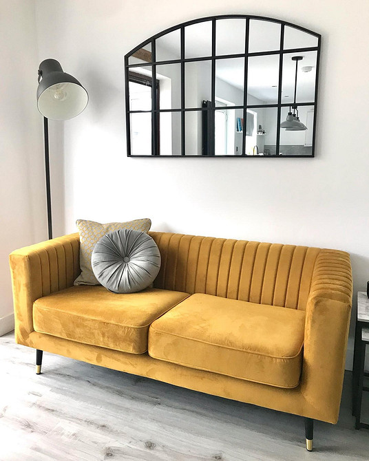 Маленький жовтий диван у вітальні: компактний та стильний акцент для невеликих приміщень