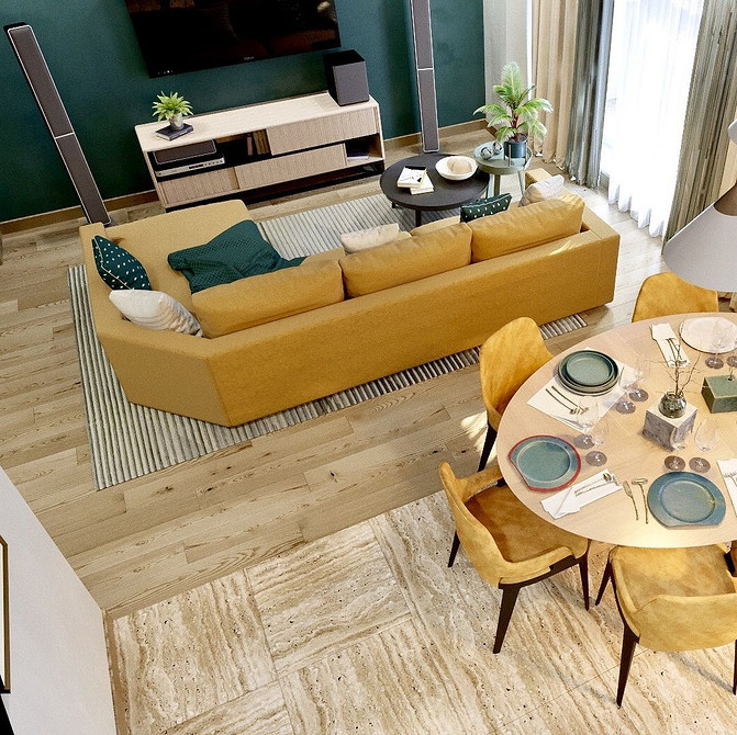 Жовтий велюровий диван в елегантній вітальні з книжковими полицями та золотими акцентами